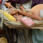 Pastore Donna in Creta con Cesto di Salumi alto 25 cm - immagine 6