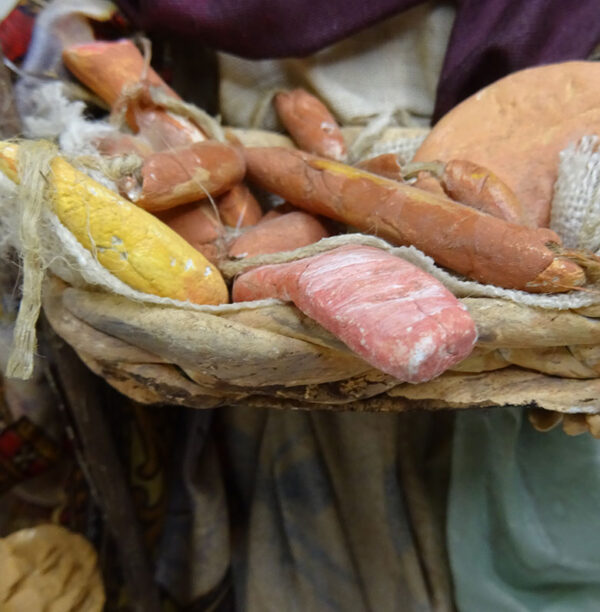Pastore Donna in Creta con Cesto di Salumi alto 25 cm - immagine 6