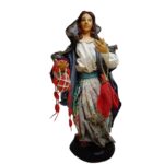Donna con salumi in terracotta e tessuto - immagine 6