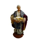 Donna con cesto in terracotta e tessuto