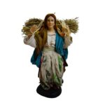 Donna in terracotta vestita con fascina sulle spalle