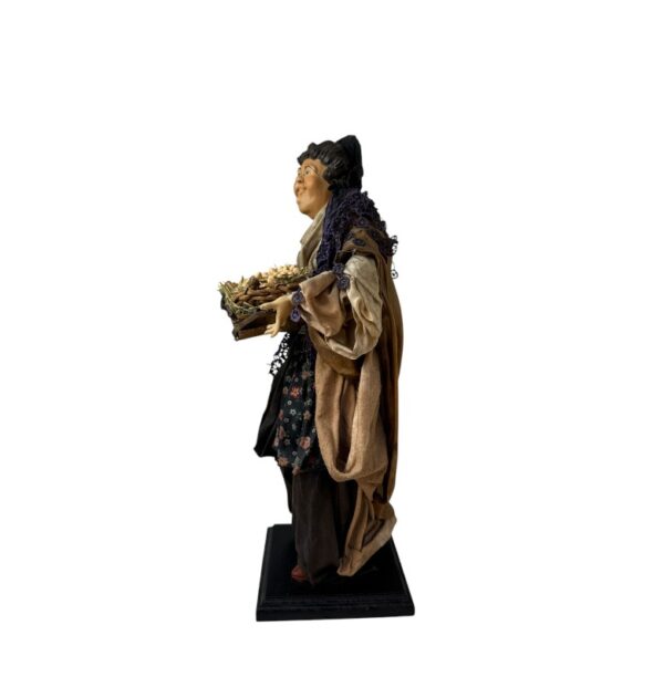 Donna con cesto in terracotta vestita 40 cm - immagine 3