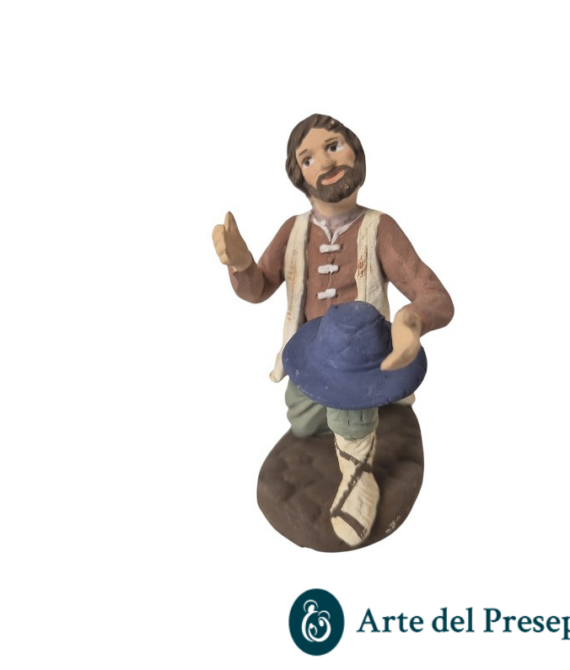 Uomo inginocchiato con cappello in Terracotta da 10cm 25/327