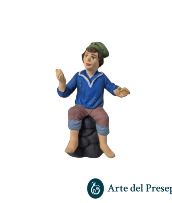 Uomo con cappello seduto su rocce in Terracotta da 7cm 134/26