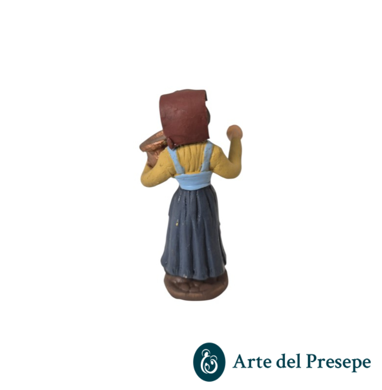 Donna con tovaglia in testa e pentola in braccio in Terracotta da 7cm 174/26 - immagine 3