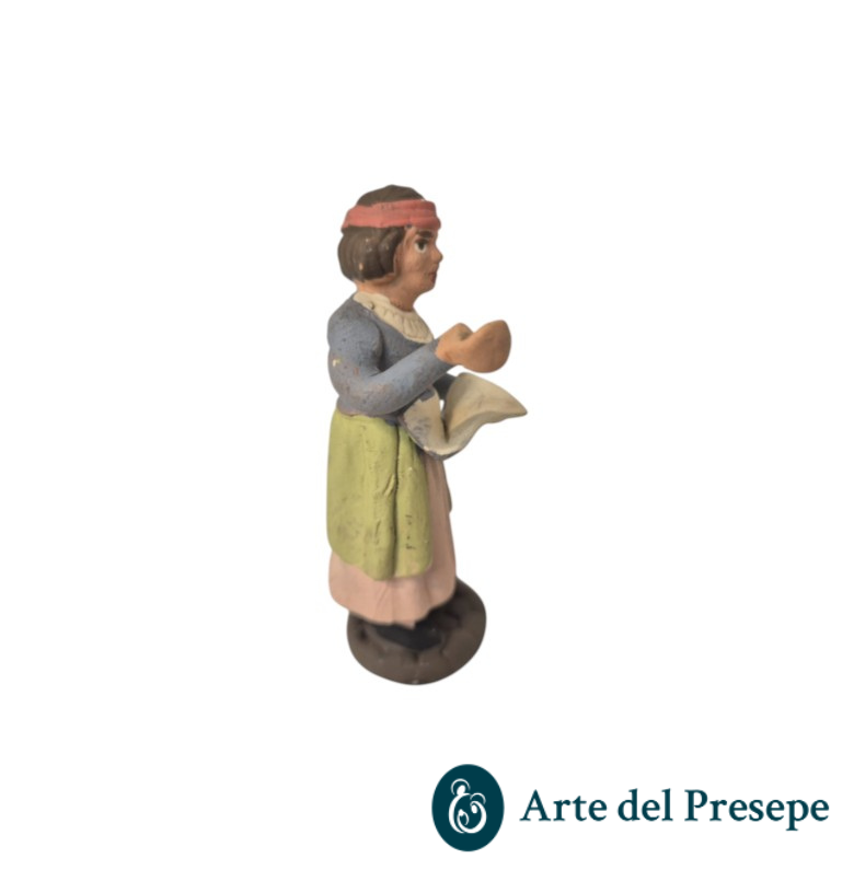 Donna con grembiule in mano in Terracotta da 7cm 178/26 - immagine 4
