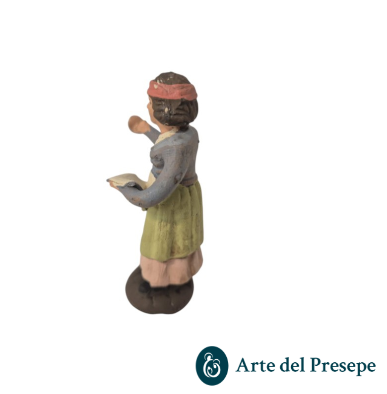 Donna con grembiule in mano in Terracotta da 7cm 178/26 - immagine 2