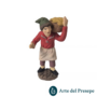 Fornaio con cesta di pasta fresca in spalla in Terracotta da 7cm 215/26