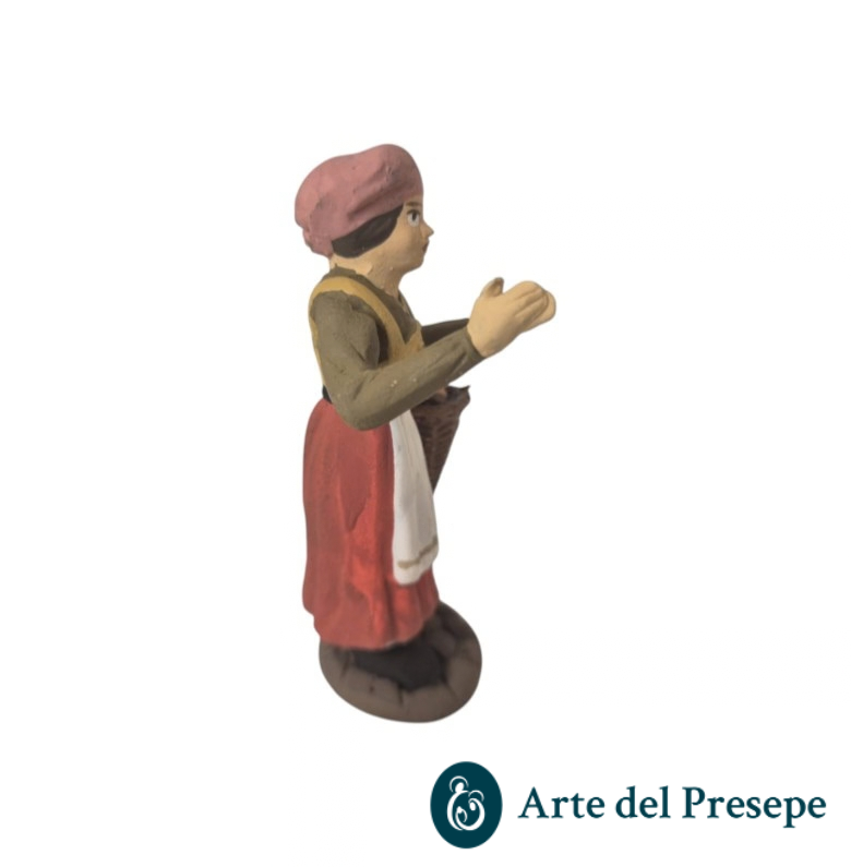 Donna con fascina in mano in Terracotta da 7cm 218/26 - immagine 4