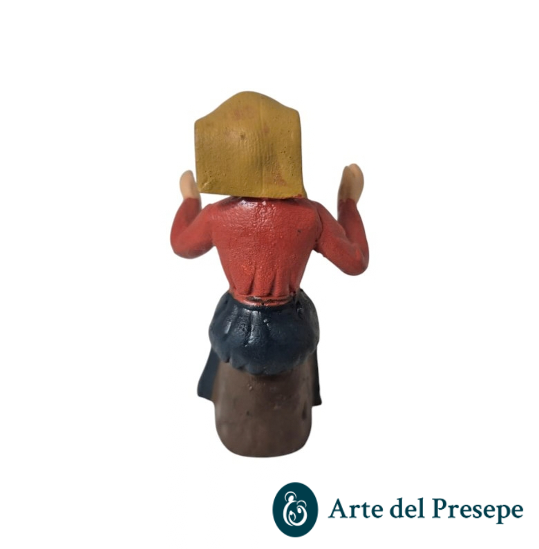 Donna seduta con tovaglia in testa con base in Terracotta da 7cm 261/26 - immagine 2