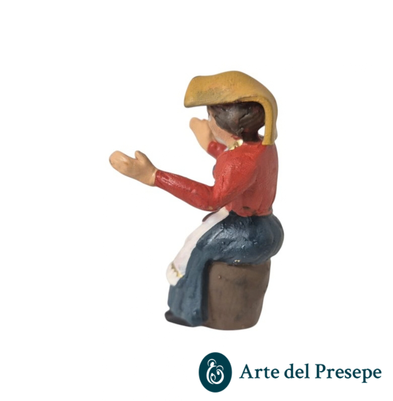 Donna seduta con tovaglia in testa con base in Terracotta da 7cm 261/26 - immagine 3