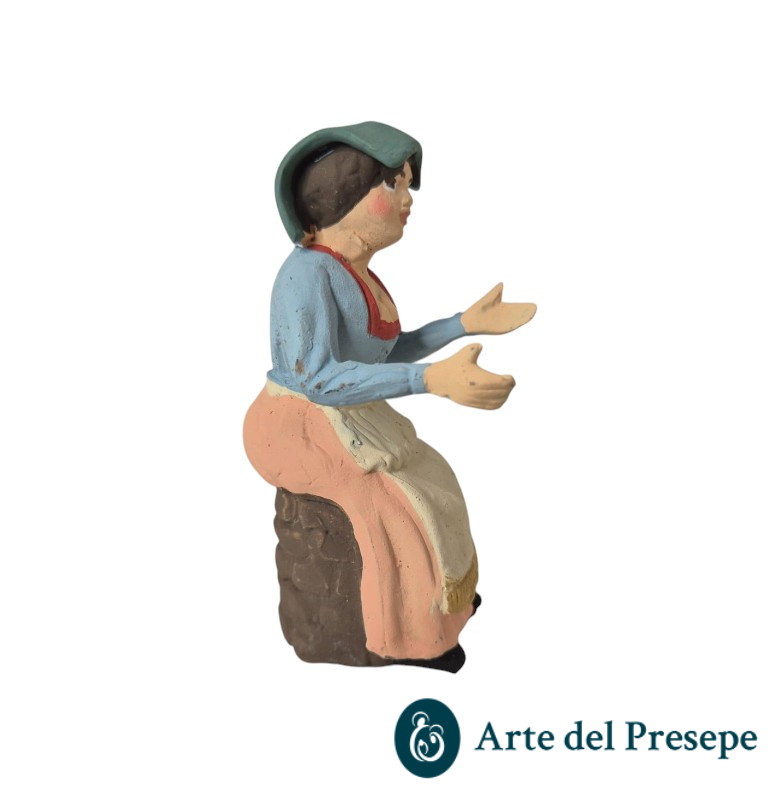 Donna seduta con panno in testa in Terracotta da 10cm 268/26 - immagine 4