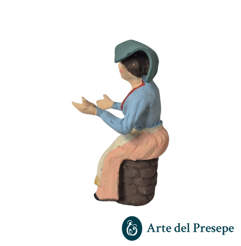 Donna seduta con panno in testa in Terracotta da 10cm 268/26 - immagine 2