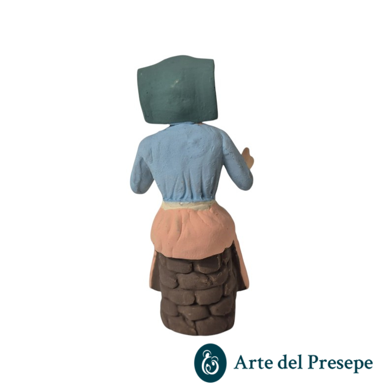 Donna seduta con panno in testa in Terracotta da 10cm 268/26 - immagine 3